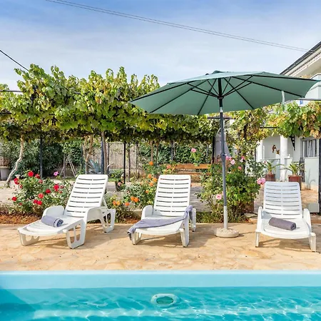 Apartmán Stunning In With Swimming Pool Pula