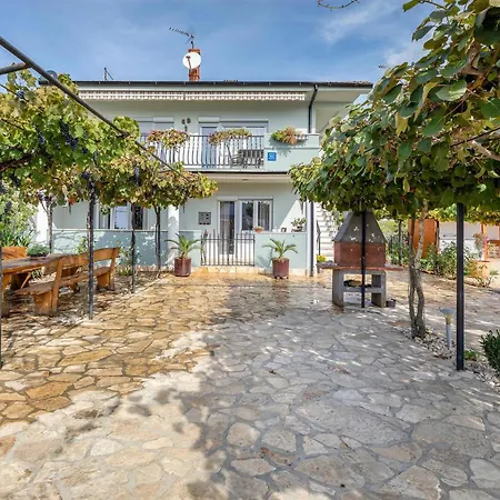 Stunning In With Swimming Pool Pula