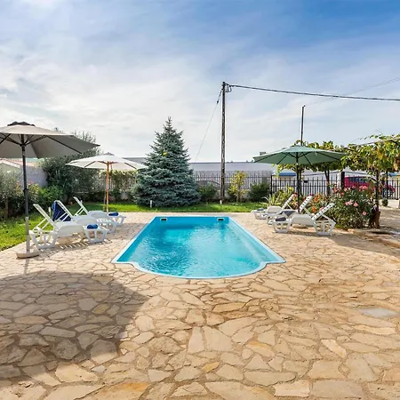 Apartmán Stunning In With Swimming Pool