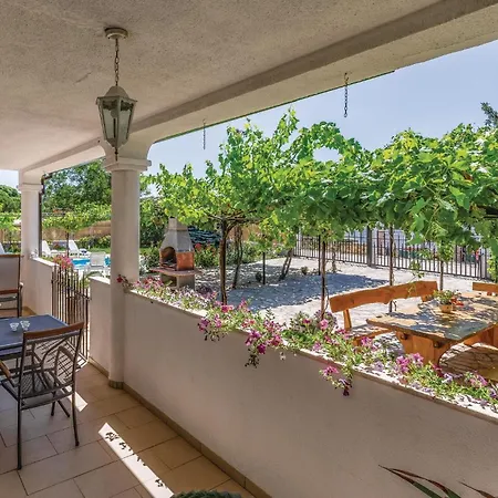 Stunning In With Swimming Pool Appartamento *