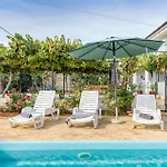 Apartament In With Wifi Pula