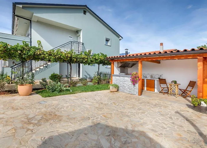 Apartament In With Wifi Pula