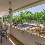 Stunning In With Swimming Pool 아파트 *