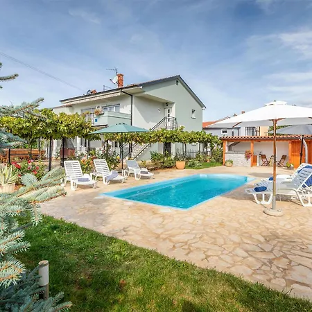 Stunning In With Swimming Pool * 풀라